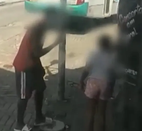 Preso após espancar filha de 10 anos em praça no Rio