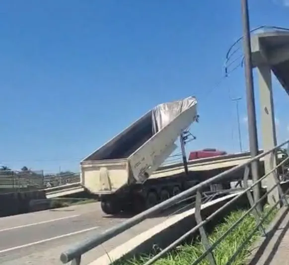 Tragédia na BR-116: passarela cai sobre carro e mata motorista