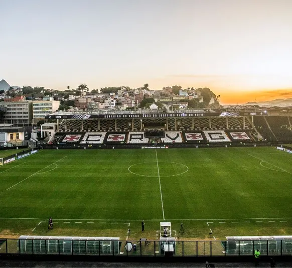 Vasco inicia troca do gramado de São Januário