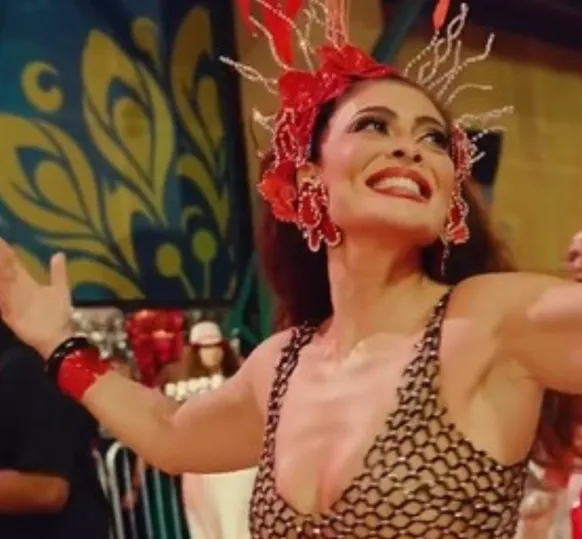 Juliana Paes brilha com a Viradouro em minidesfile no Rio