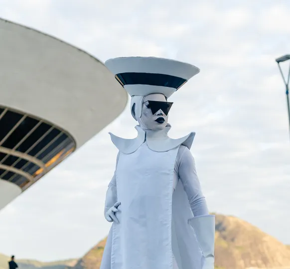 Moradora de São Gonçalo, drag leva Niterói para reality show 'vestida' de MAC