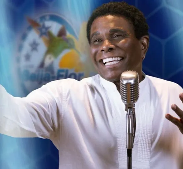 Neguinho da Beija-Flor puxa o samba na virada em Maricá