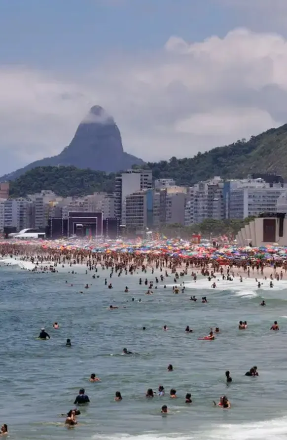 Calorão no Ano Novo explode número de salvamentos em praias do Rio
