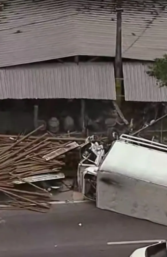 Caminhões batem, um tomba e trânsito para em Niterói; há feridos