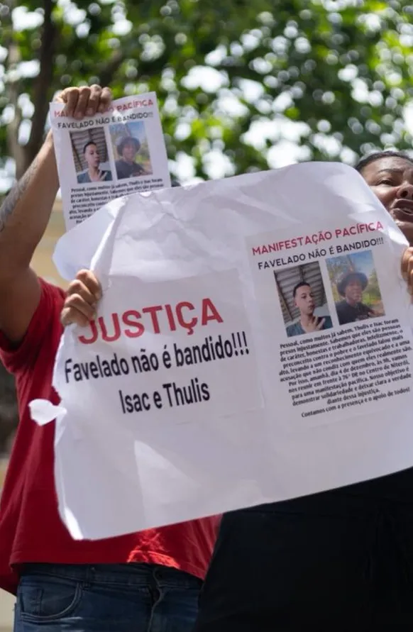 Famílias alegam inocência de jovens presos em Niterói