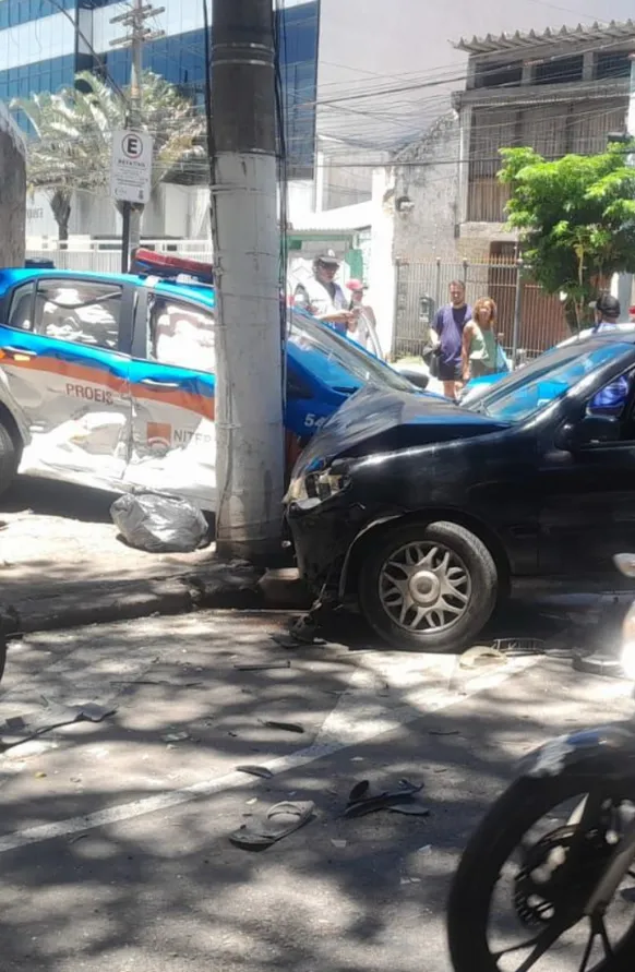 Perseguição termina em acidente e presos no Centro de Niterói