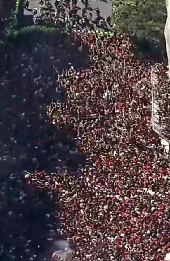 Torcida rubro-negra vibra com jogadores em desfile no Rio