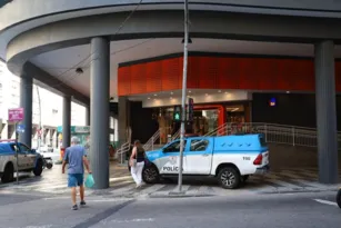 Imagem ilustrativa da imagem Agência bancária é invadida e assusta clientes em Niterói