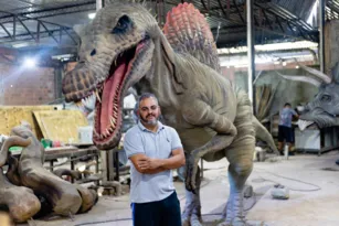 Imagem ilustrativa da imagem Artista plástico produz esculturas gigantes de dinossauros em Magé