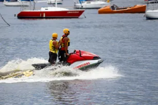 Imagem ilustrativa da imagem Bombeiros procuram banhista desaparecido na Praia de Ipanema