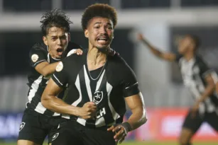 Imagem ilustrativa da imagem Botafogo marca dois gols no fim, e busca empate contra o Santos