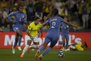 Imagem ilustrativa da imagem Brasil vacila na bola parada e França leva melhor na Copa do Mundo