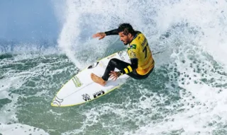 Imagem ilustrativa da imagem Brasileiro é tricampeão de surf e garante vaga na Olimpíada 2024