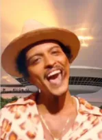 Imagem ilustrativa da imagem Bruno Mars em Niterói? Vídeo brinca com cantor andando pela cidade