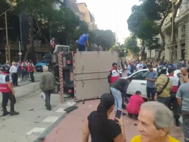 Imagem ilustrativa da imagem Caminhão colide com veículos e tomba no Centro do Rio