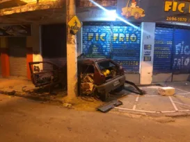 Imagem ilustrativa da imagem Carro bate em poste e deixa duas pessoas feridas em Niterói