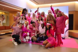 Imagem ilustrativa da imagem Chuva rosa: Drag queens agitam pré-estreia do filme ‘Barbie’ no Rio