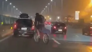 Imagem ilustrativa da imagem Ciclista é flagrado trafegando na Ponte Rio-Niterói; veja vídeo