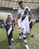 Imagem ilustrativa da imagem Com Gabriel Pec, menino Gui entra em campo em partida do Vasco