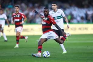 Imagem ilustrativa da imagem Com gol de Gerson, Mengão vence Coritiba nos acréscimos