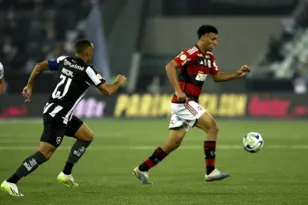 Imagem ilustrativa da imagem Fla vence no Nilton Santos e acaba com invencibilidade do Botafogo