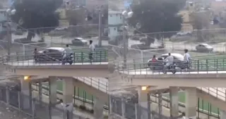 Imagem ilustrativa da imagem Homem tenta atravessar uma passarela de carro no Rio; vídeo