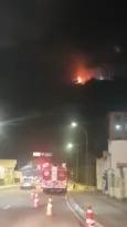 Imagem ilustrativa da imagem Incêndio atinge vegetação em morro na Zona Sul de Niterói; vídeo