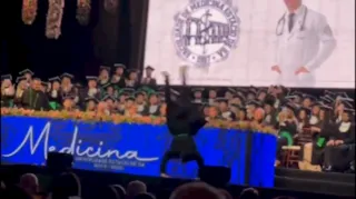 Imagem ilustrativa da imagem Jovem de Niterói inova e faz acrobacia para receber diploma; vídeo