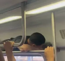Imagem ilustrativa da imagem Jovem viraliza após deitar no bagageiro de trem lotado; veja vídeo