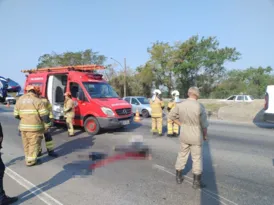 Imagem ilustrativa da imagem Motociclista morre em acidente com caminhão na Avenida Brasil
