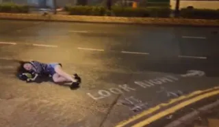 Imagem ilustrativa da imagem Mulher é arrastada pela rua durante passagem de supertufão; vídeo