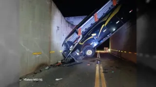 Imagem ilustrativa da imagem Ônibus de turismo cai de viaduto e deixa 30 feridos em Campinas