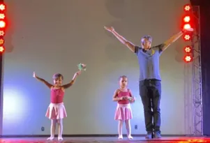Imagem ilustrativa da imagem Pai sobe ao palco para dançar balé com a filha; veja vídeo