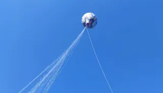 Imagem ilustrativa da imagem Polícia Militar derruba e captura balão na Baía de Guanabara; vídeo