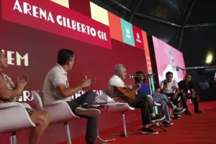 Imagem ilustrativa da imagem Público lota Festa Literária de Maricá para ver Gilberto Gil