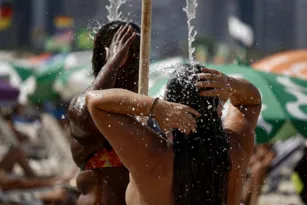 Imagem ilustrativa da imagem Rio 40º: veranico leva banhistas a praias do Rio; veja fotos