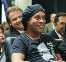 Imagem ilustrativa da imagem Ronaldinho Gaúcho é notificado no Rio a entregar passaporte à PF