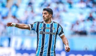 Imagem ilustrativa da imagem Suárez quer sair do Grêmio e pode reeditar dupla com Messi