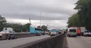 Imagem ilustrativa da imagem Tiroteio na Avenida Brasil assusta motoristas; vídeo