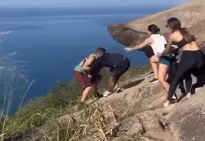 Imagem ilustrativa da imagem Vídeo: briga na 'Pedra do Telégrafo' quase termina em tragédia