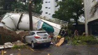 Imagem ilustrativa da imagem Vídeo: caixa d'água desaba e atinge prédio e carros em Recife