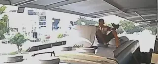 Imagem ilustrativa da imagem Vídeo flagra passageiro subindo em teto de BRT no Rio