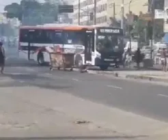 Imagem ilustrativa da imagem Vídeo: guerra entre traficantes e milicianos causa pânico no Rio