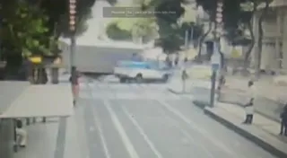 Imagem ilustrativa da imagem Vídeo mostra caminhão tombando sobre pedestres no Centro do Rio