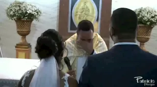 Imagem ilustrativa da imagem Vídeo: padre cai na gargalhada durante cerimônia de casamento