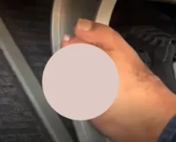 Imagem ilustrativa da imagem Vídeo: passageiro fica descalço em voo e detalhe em seu pé viraliza