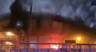 Imagem ilustrativa da imagem Vídeo: torcedores incendeiam estádio após derrota em clássico