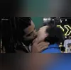 Imagem ilustrativa da imagem Olha ele! Ex-BBB dá beijão em dona Déa Lúcia; vídeo