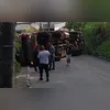 A mureta que separa as pistas ficou completamente destruída