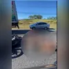 Carro de recolhimento de cadáveres, o rabecão, chegando ao IML de Tribobó